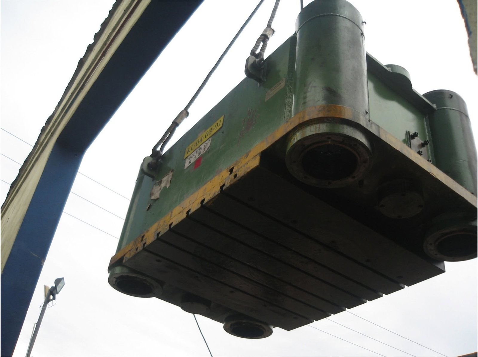 Crane lifting 1500 ton press component