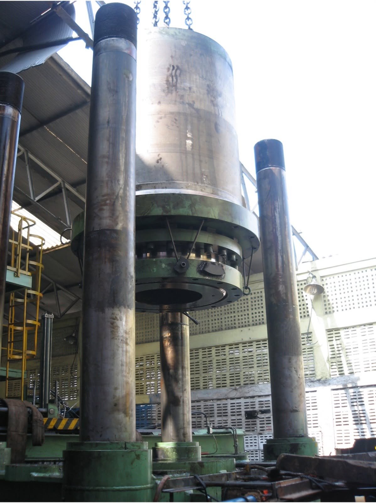 Hydraulic cylinder overhaul and machine maintenance